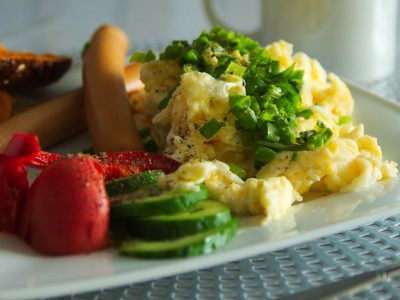 Eggerøre er lavkarbo og lett å lage. Bruk disse tre tipsene så er du sikret en luftig og god eggerøre.