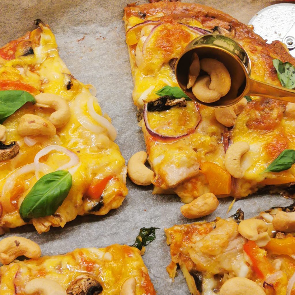 Fathead pizza som smaker helt nydelig! Pizza er en rett som forbindes med noe usunt som man ikke bør spise for ofte. Men denne pizzaene er langt i fra usunn.