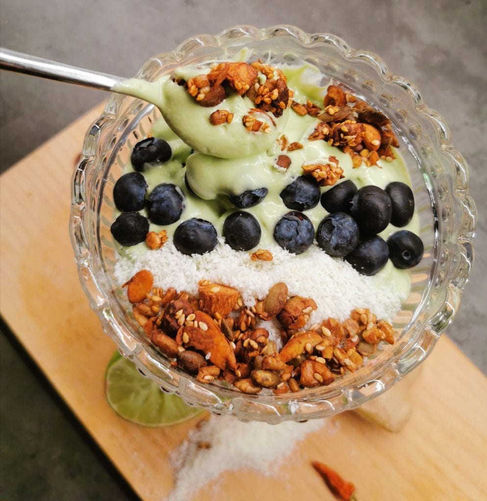 Lavkarbo smoothie bowl med avokado og ingefær
