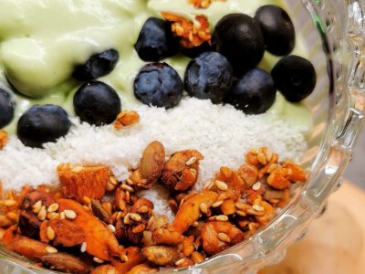Lavkarbo smoothie bowl med kokosmelk og avokado. Gir en metthetsfølelse som varer lenge. Bruk gjerne som basis og tilsett ingrediensene du liker.