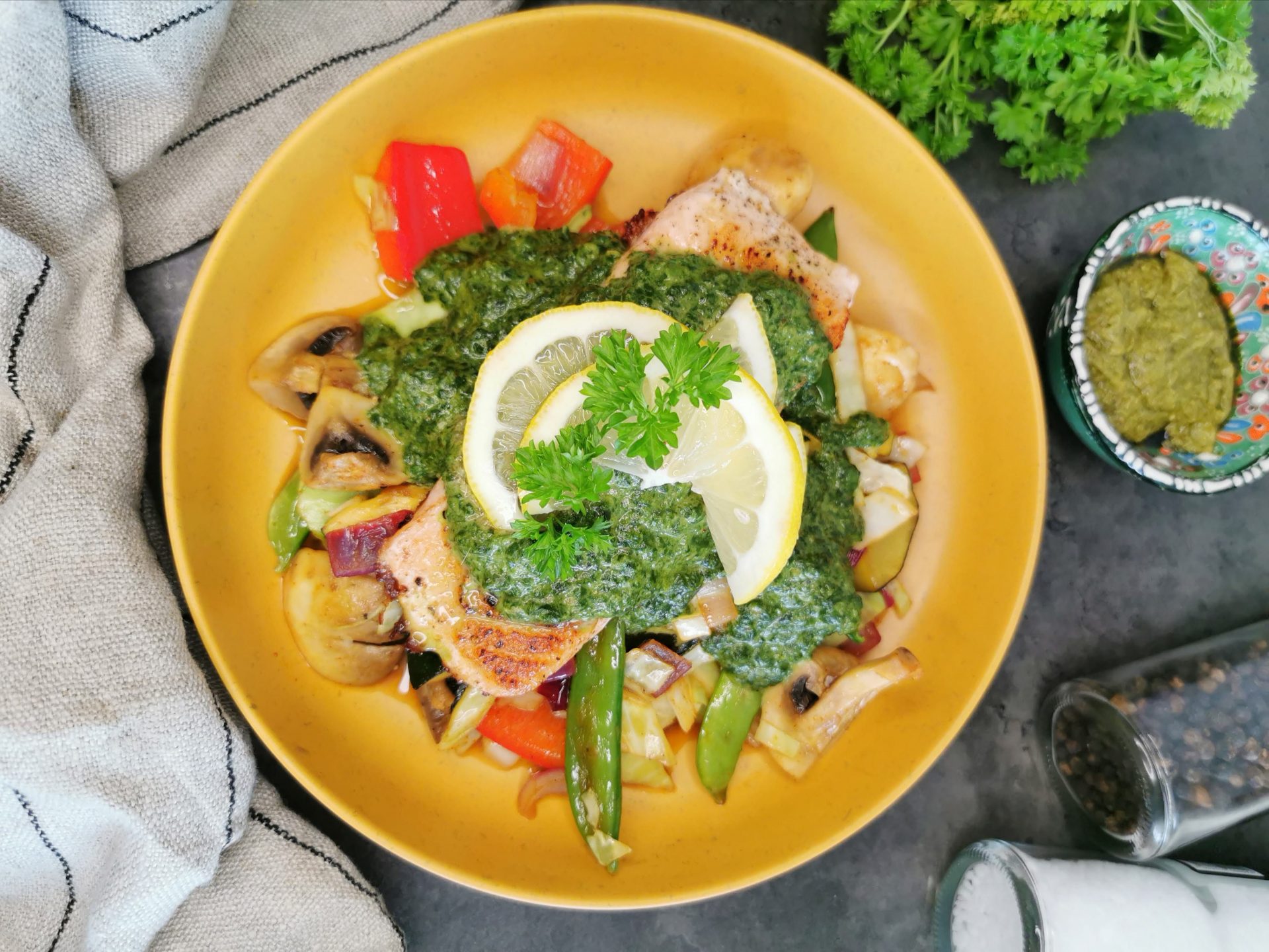 Lavkarbo stekt laks med wokgrønnsaker og grønn pestosaus